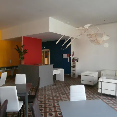 Le Moderne Hotel *